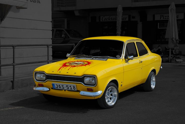 Ford auto - Yellow Ford Escort