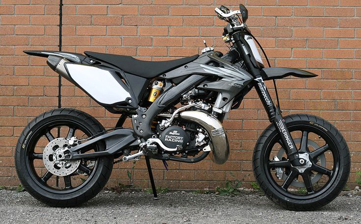 Custom CR500 Supermoto.........dammmmmnnn, look at that swingarm and AL frame....I would be in Jail within an hour on this thing..... | See more about Diamonds, Frames and Wheels.